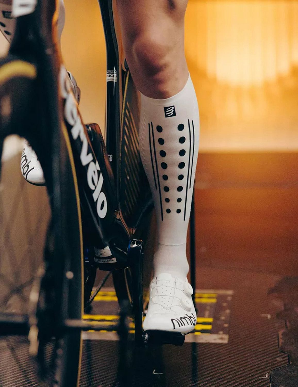 143879-Compressport-Aero-2.0-compressiesokken-witzwart-afbeelding-5