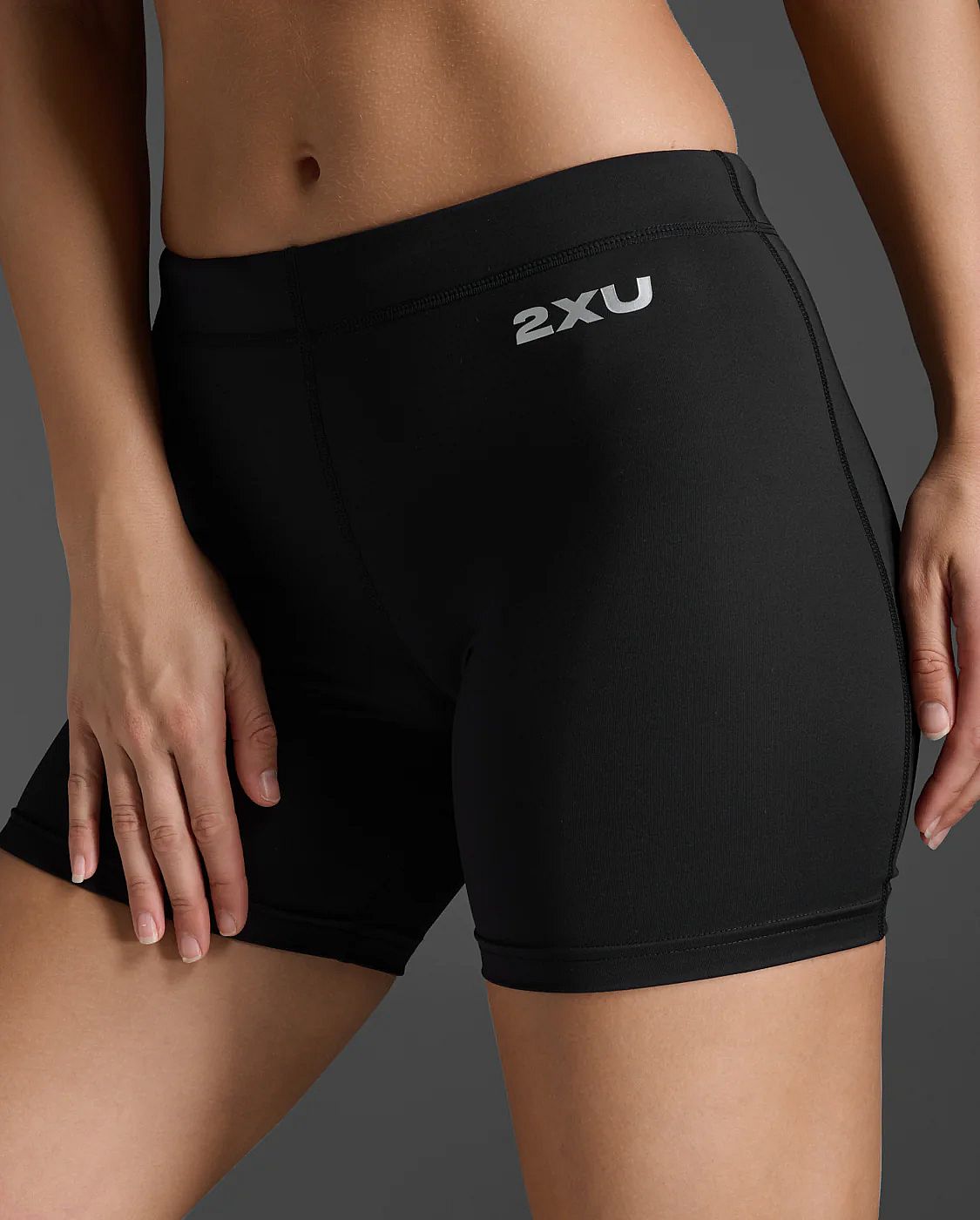 113090-2XU-Core-Compression-5-Inch-Game-Day-Short-BlackSilver-Dames-afbeelding-5