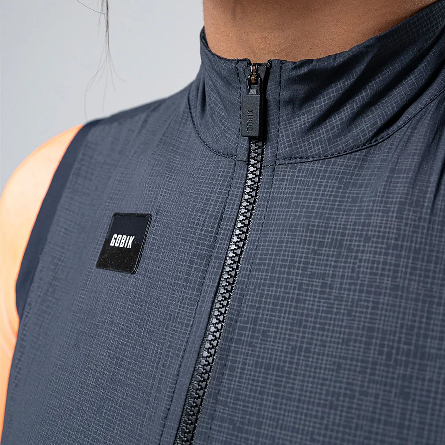 105911-Gobik-fietsvest-vector-2.0-ultrablue-dames-afbeelding-3