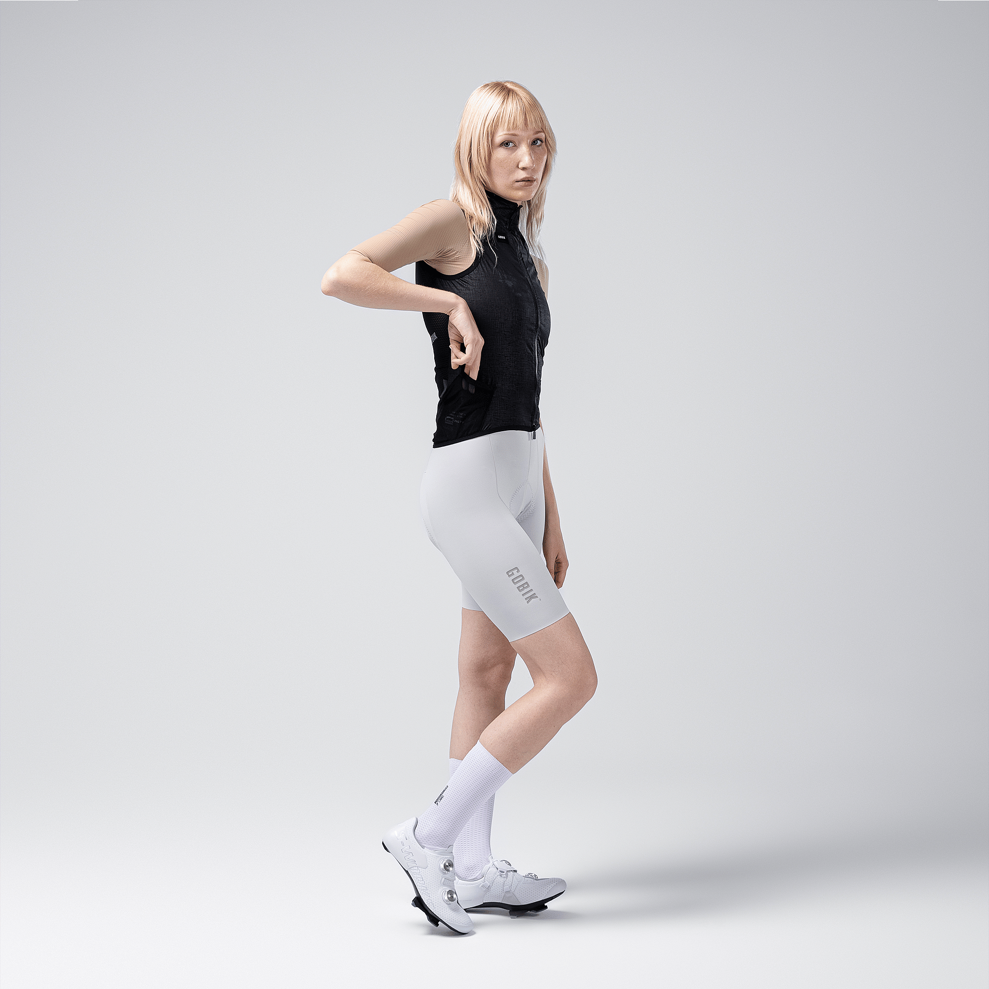 141594-Gobik-fietsvest-plus-2.0-blackcurrant-dames-afbeelding-7