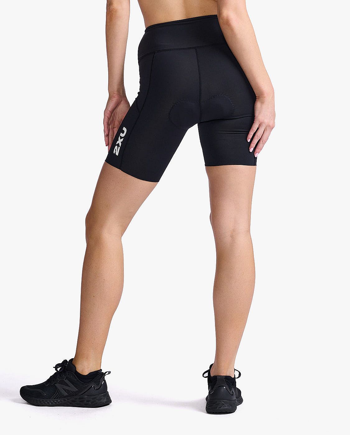 87956-2XU-Aero-7-inch-tri-shorts-zwartwit-dames-afbeelding-3