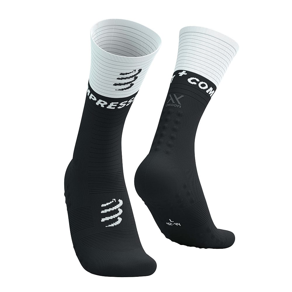 116054-Compressport-Mid-compression-socks-v2.0-zwartwit-afbeelding-1