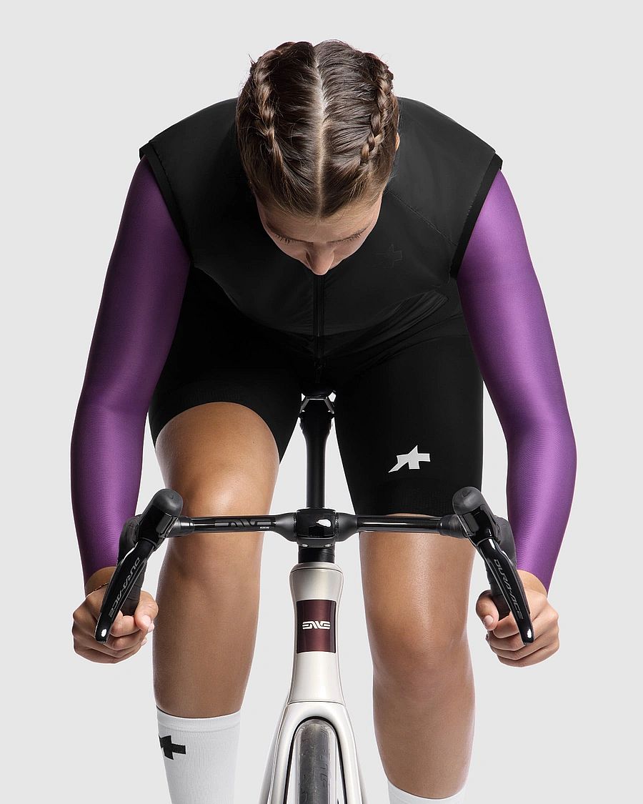 141706-Assos-UMA-GT-S11-wind-fietsvest-Black-Series-dames-afbeelding-5