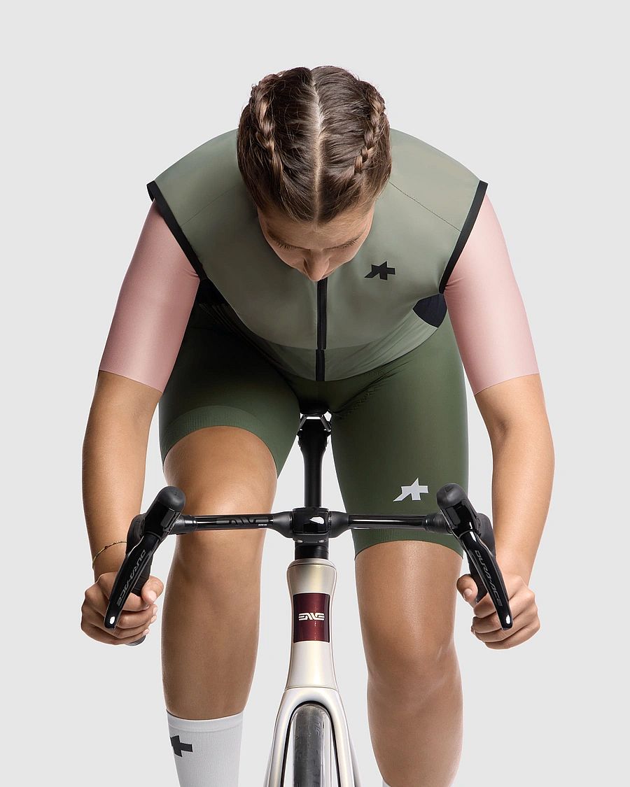 141710-Assos-UMA-GT-S11-wind-fietsvest-Edge-Green-dames-afbeelding-5
