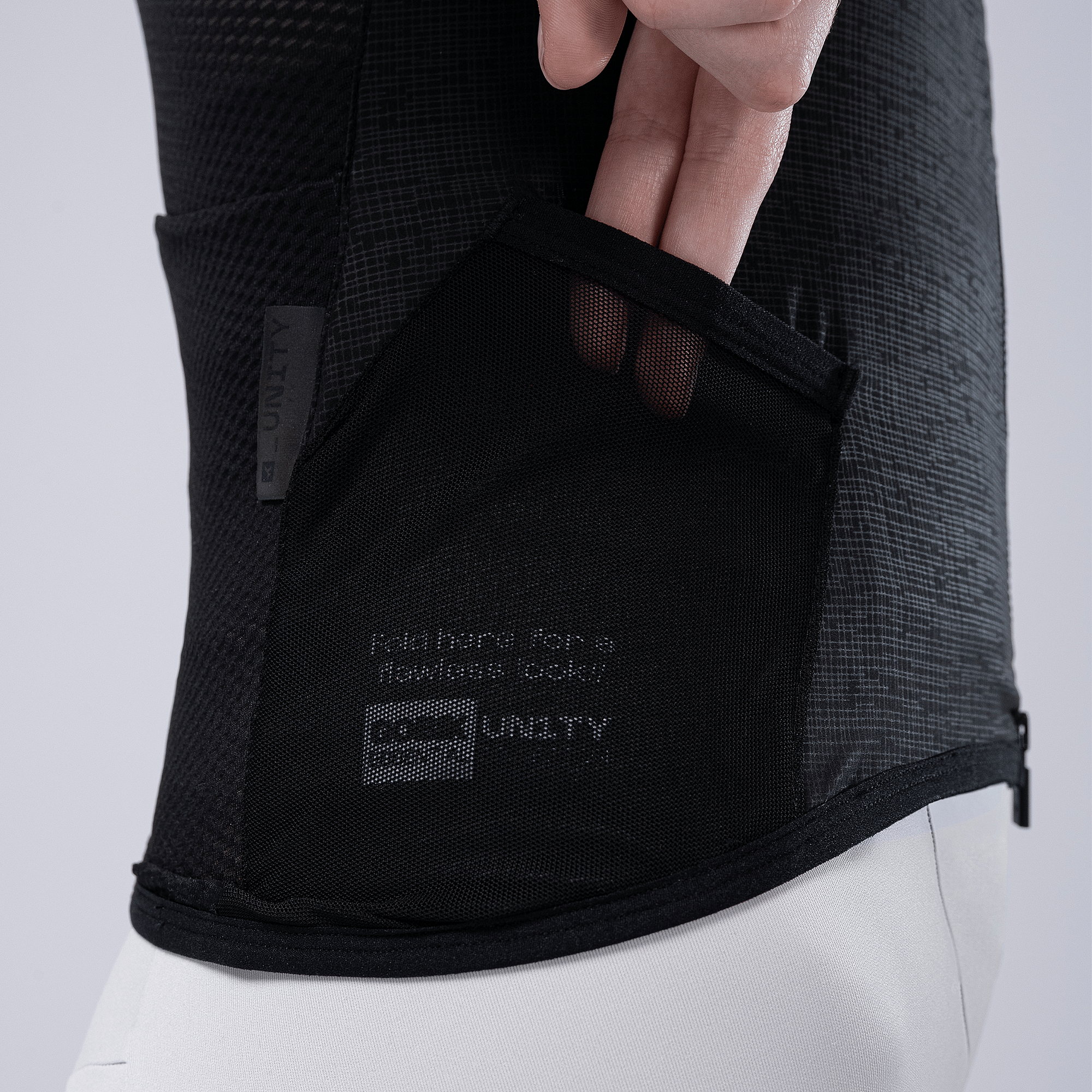 141597-Gobik-fietsvest-plus-2.0-blackcurrant-dames-afbeelding-8