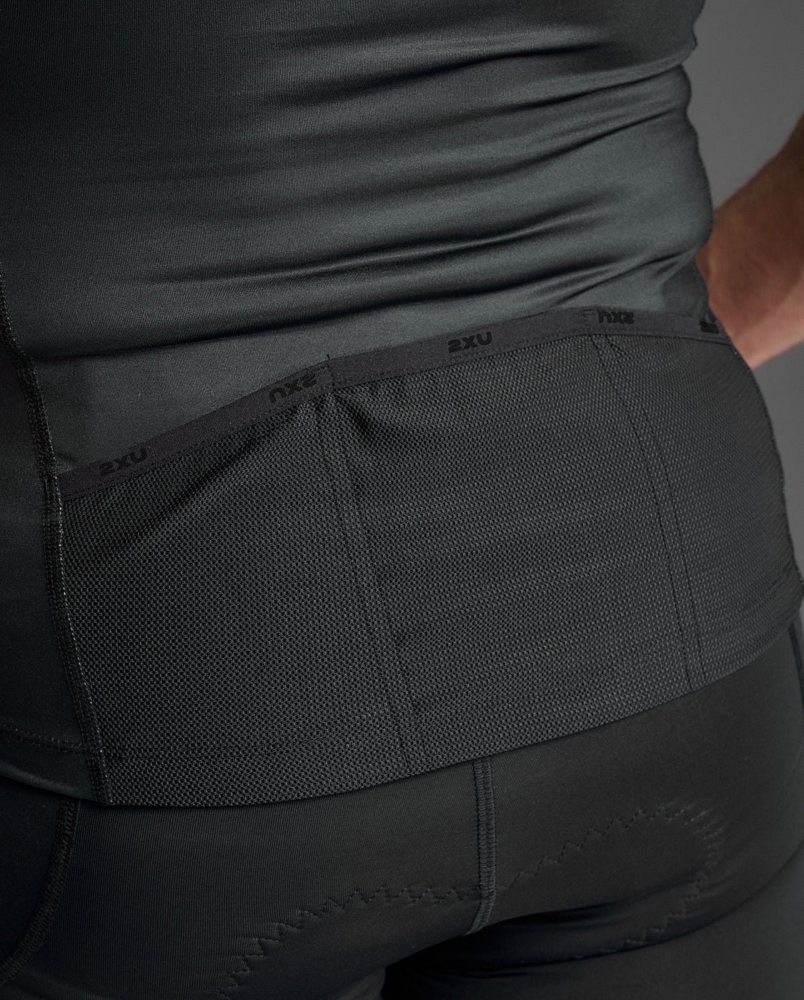 113370-2XU-Core-Tri-Tank-mouwloos-BlackWhite-Heren-afbeelding-5