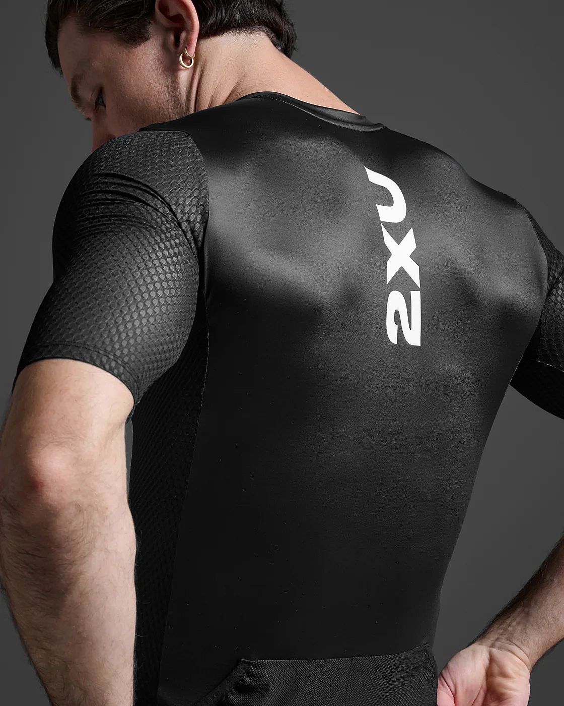 113337-2XU-Aero-Hex-Tri-top-korte-mouw-BlackWhite-Heren-afbeelding-4