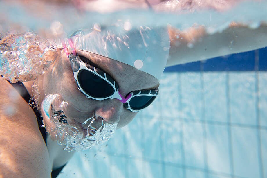 90204-Zoggs-Predator-donkere-lens-zwembril-paarswit-afbeelding-2