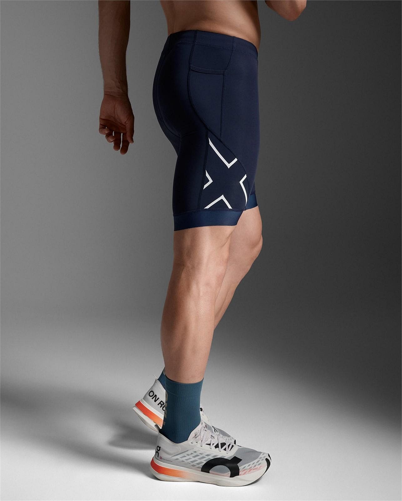 143267-2XU-Core-Tri-8-Inch-Shorts-midnightwhite-Heren-afbeelding-4