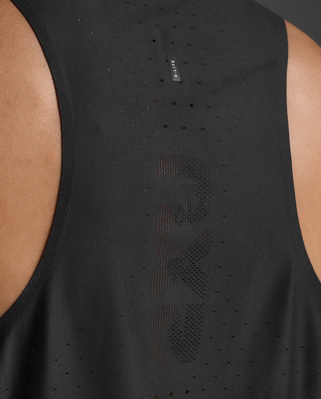 113506-2XU-Light-Speed-React-hardloopsinglet-Zwart-Reflecterend-Heren-afbeelding-5