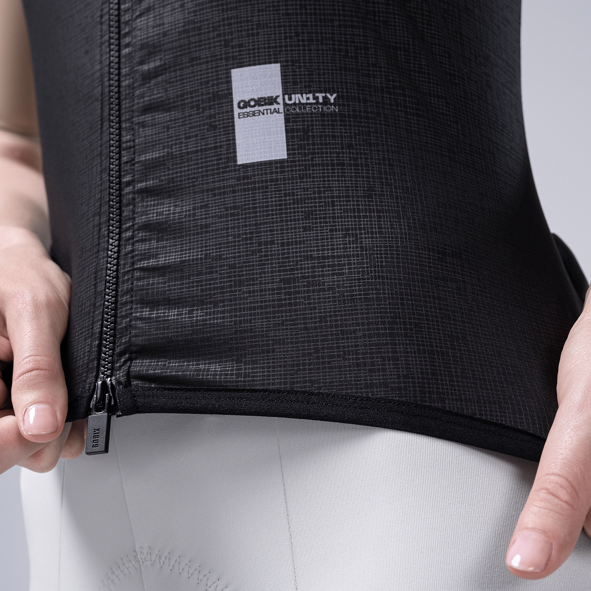 141596-Gobik-fietsvest-plus-2.0-blackcurrant-dames-afbeelding-6