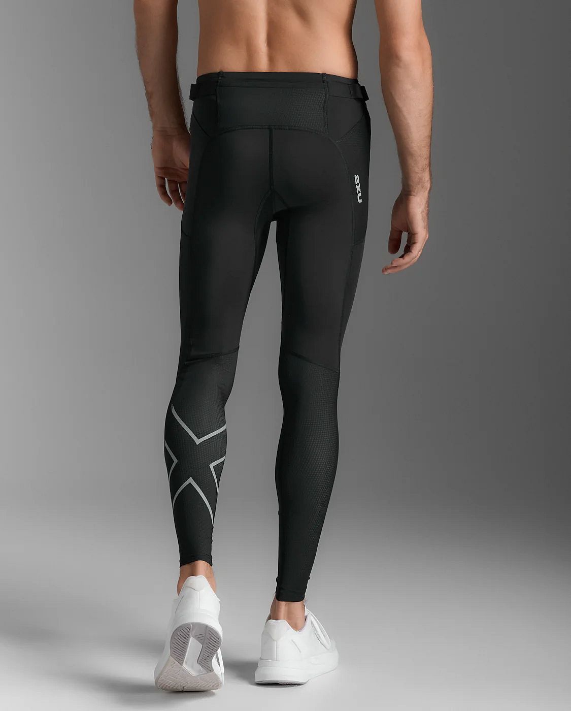 113645-2XU-Aero-Mesh-Compression-hardloopbroek-BlackSilver-Reflective-Heren-afbeelding-4