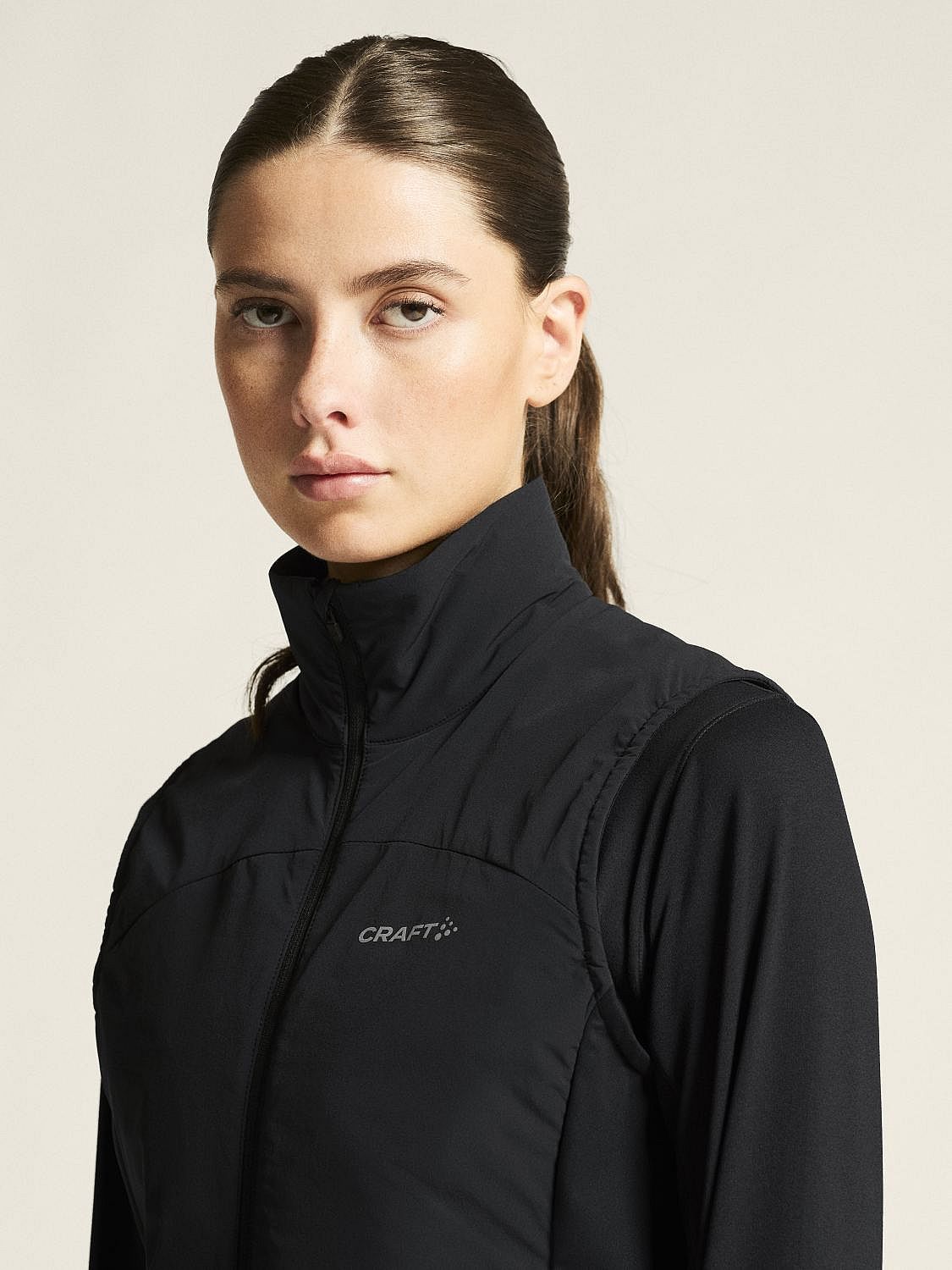121201-Craft-ADV-Essence-2-warm-hardloopvest-mouwloos-zwart-dames-afbeelding-6